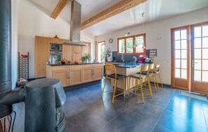 Een koelkast, een oven, een kookplaat, een vaatwasser