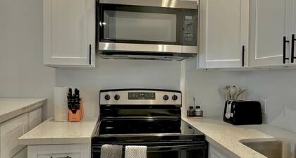 Unit 6 -1 BDRM/Pool/Near Beach/Airport/Supermarket