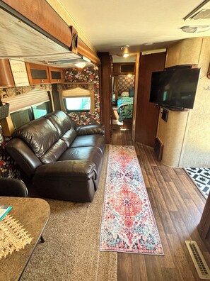 Smart-TV, DVD-Player, Stereoanlage