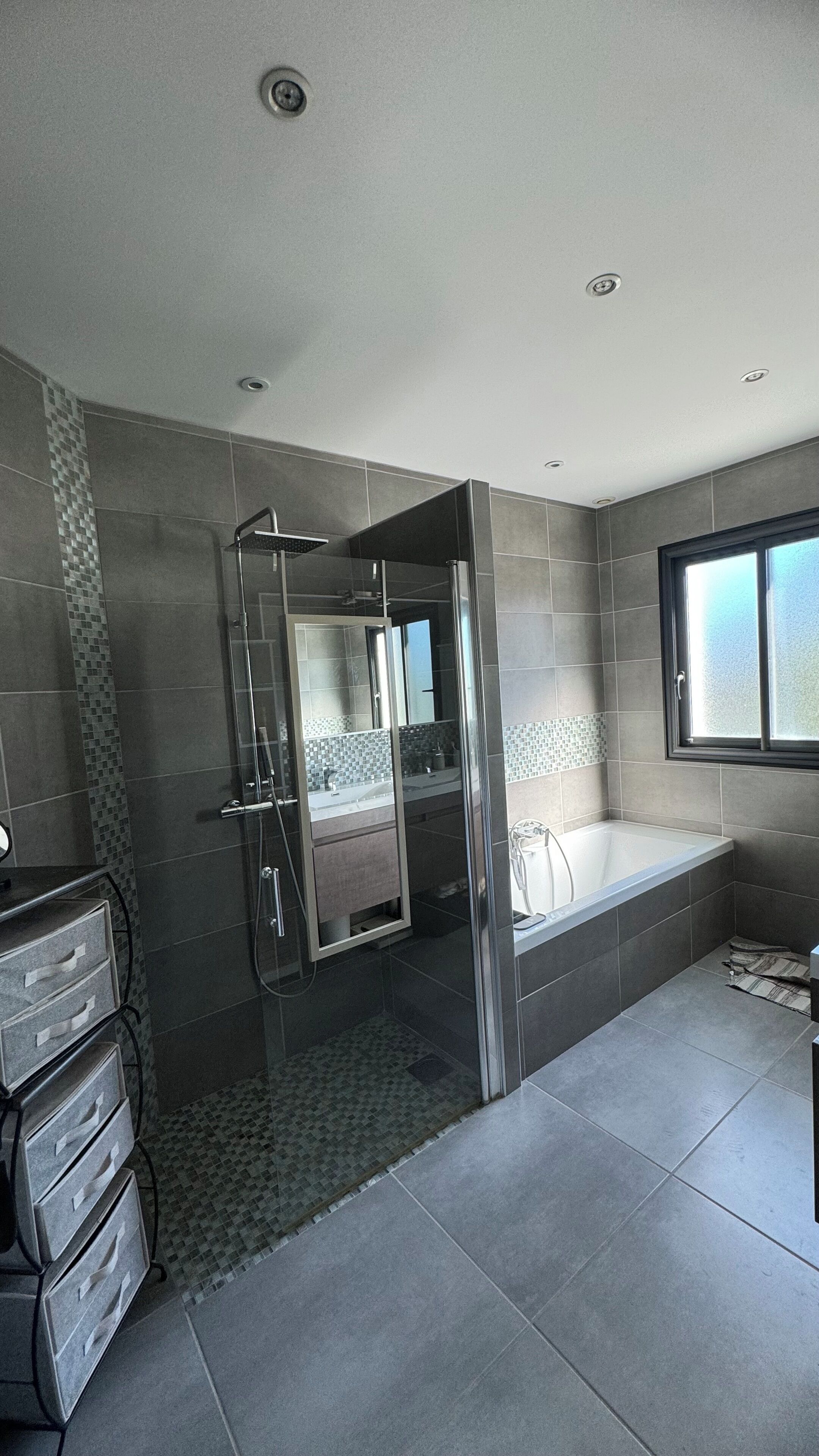 Secadora de cabello, toallas, jabón, papel de baño 