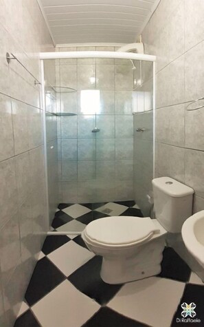 A bathroom with a shower, toilet, and sink. - Di Raffaele Bombinhas (Bombinhas)