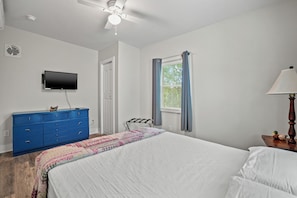 1 bedroom, free WiFi - Fisherman's Cottage | Cozy Island Retreat, Screened Porch, Walk to Town & Dog Friendly (Chincoteague Island)