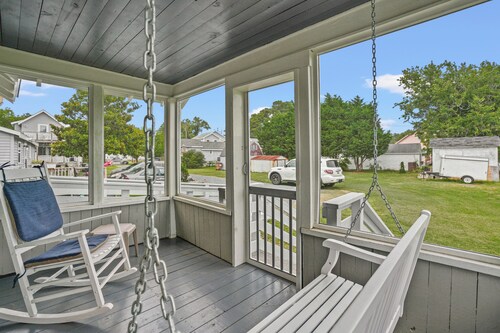Fisherman's Cottage | Cozy Island Retreat, Screened Porch, Walk to Town & Dog Friendly