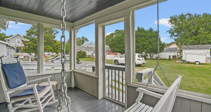 Fisherman's Cottage | Cozy Island Retreat, Screened Porch, Walk to Town & Dog Friendly