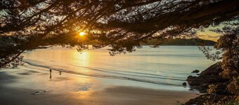 Little Oneroa Cottage - Walk to Beach and Village