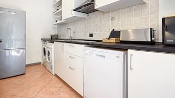 Frigorífico, horno y lavavajillas