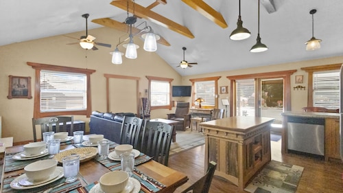 "Camp Lil Henry" Charming Cabin - On Main Street - Pet Friendly