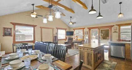 "Camp Lil Henry" Charming Cabin - On Main Street - Pet Friendly