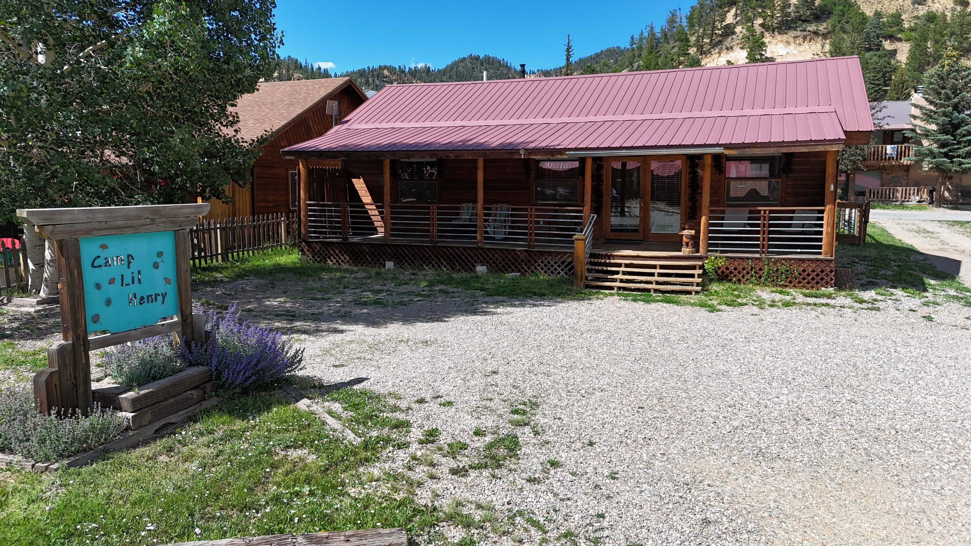 New Listing! "Camp Lil Henry" Charming Cabin - In Town - Pet Friendly - WIFI