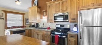 "Camp Lil Henry" Charming Cabin - On Main Street - Pet Friendly - Fenced Yard - WIFI