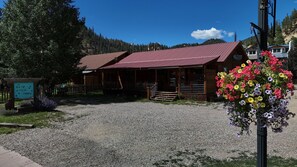 Exterior - "Camp Lil Henry" Charming Cabin - On Main Street - Pet Friendly (Red River)