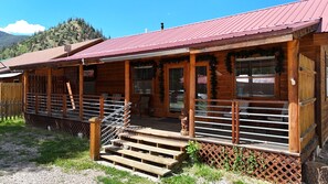 Exterior - "Camp Lil Henry" Charming Cabin - On Main Street - Pet Friendly (Red River)