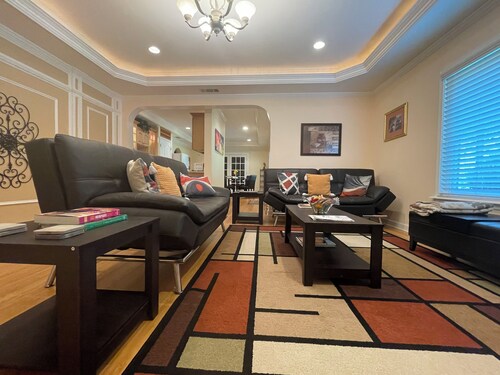 Charming 2-bedroom 1 bath, Livingroom, full kitchen, WiFi & AC in Alpharetta. 