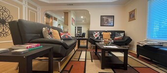 Charming 2-bedroom 1 bath, Livingroom, full kitchen, WiFi & AC in Alpharetta. 