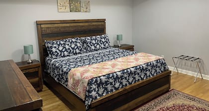 Charming 2-bedroom 1 bath, Livingroom, full kitchen, WiFi & AC in Alpharetta.