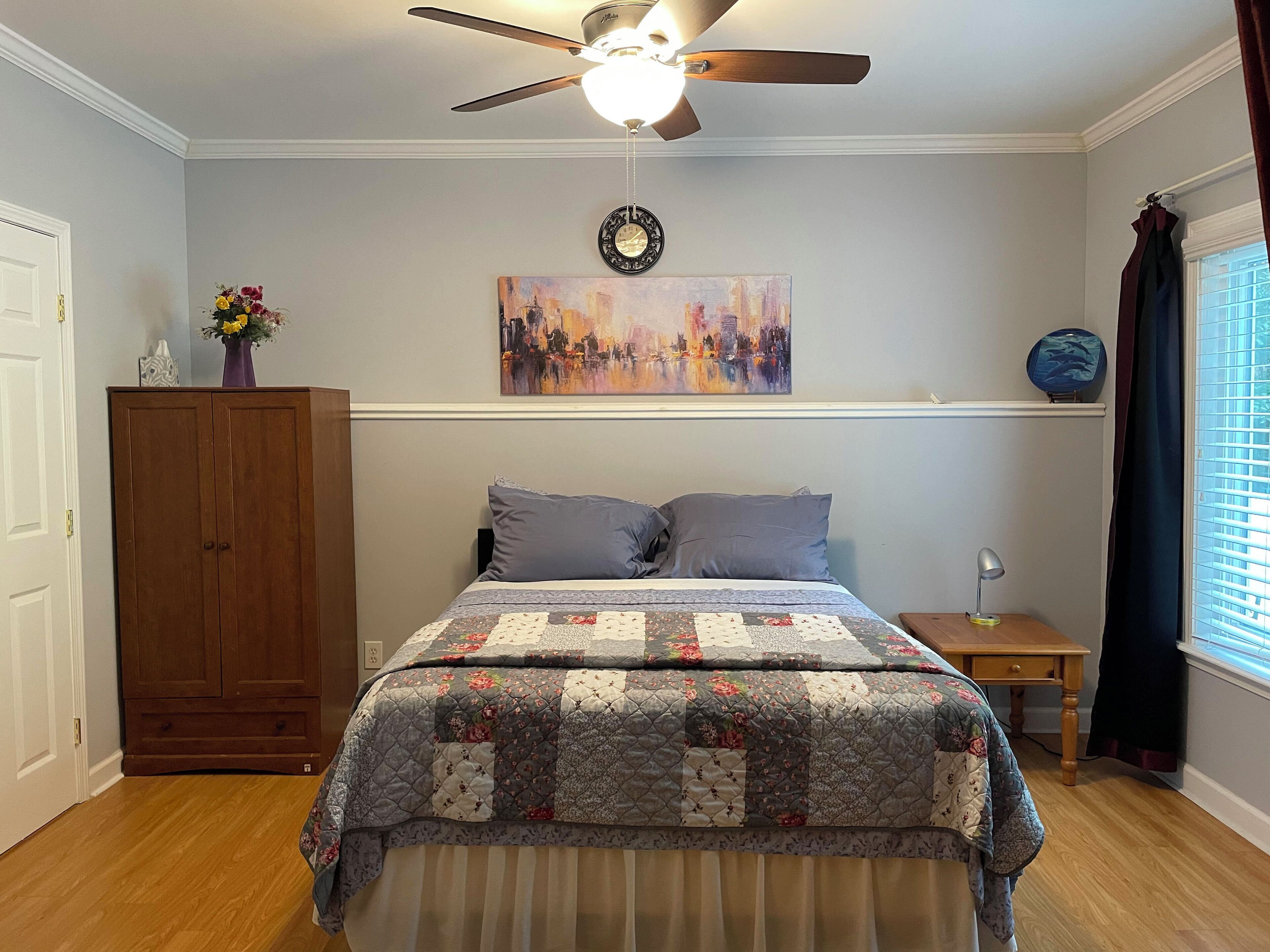 Charming 2-bedroom 1 bath, Livingroom, full kitchen, WiFi & AC in Alpharetta. 