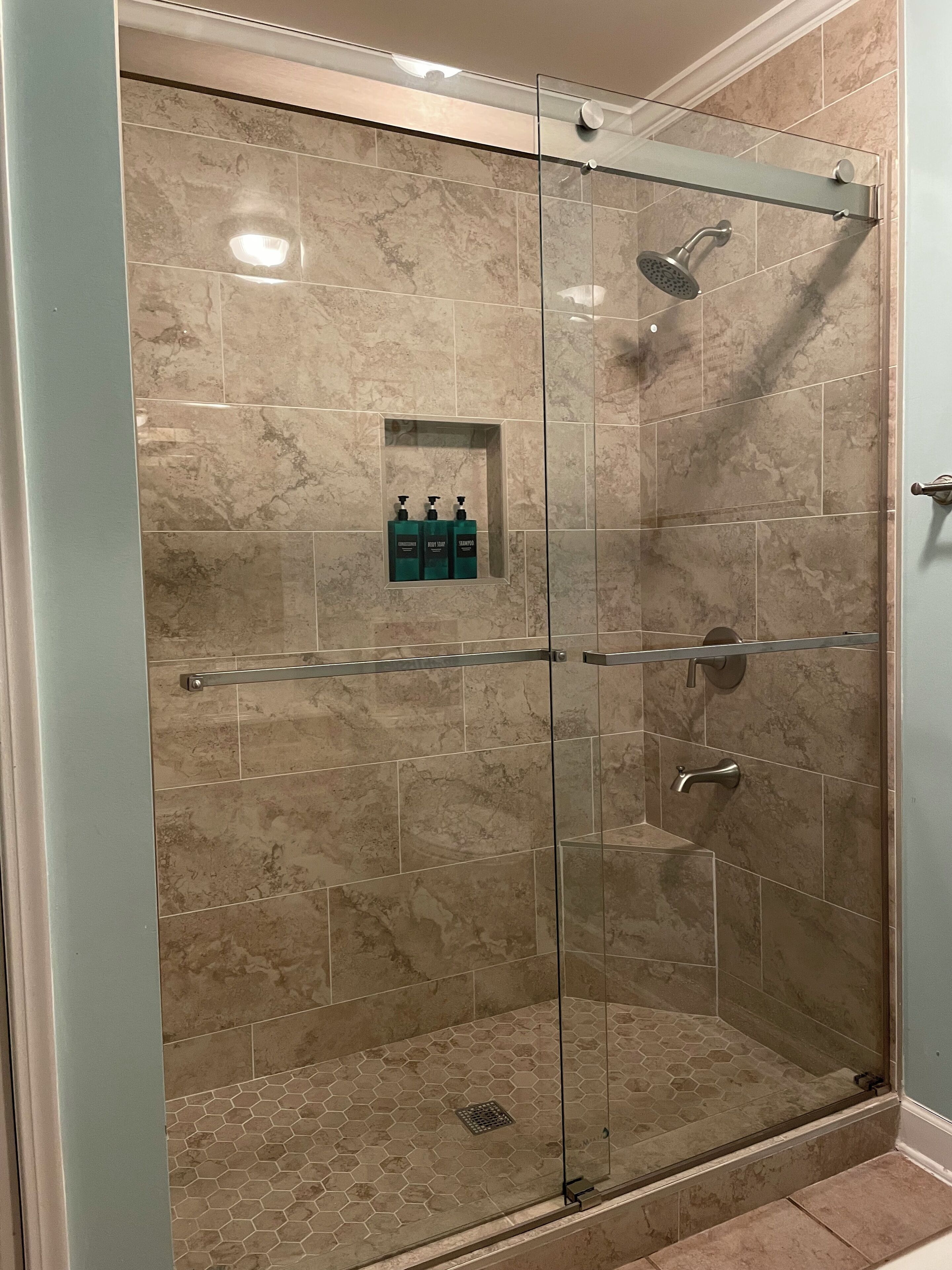 Douche, sèche-cheveux, bidet, serviettes fournies