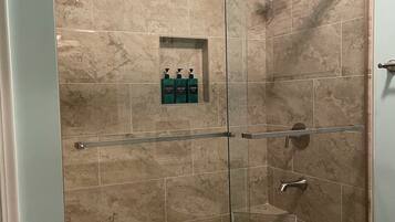 Douche, sĂšche-cheveux, bidet, serviettes fournies