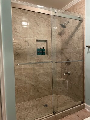 Dutxa, assecador de cabells, bidet i tovalloles 