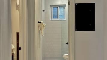 Hiustenkuivaaja, pyyhkeet, saippua, vessapaperi