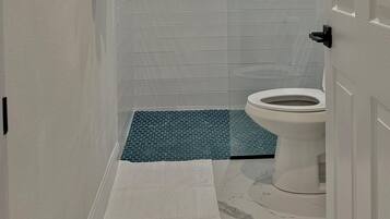 Hiustenkuivaaja, pyyhkeet, saippua, vessapaperi