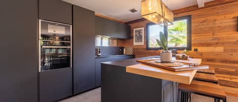 冷蔵庫、電子レンジ、オーブン、コンロ