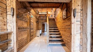 Ein Holzinnenraum mit einer Treppe, die zu einer höheren Ebene führt.