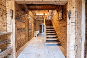 Interior - Apartment 'Gite Les Clapières - Grande Partie' with Mountain View, Private Terrace and Shared Garden (La Giettaz)