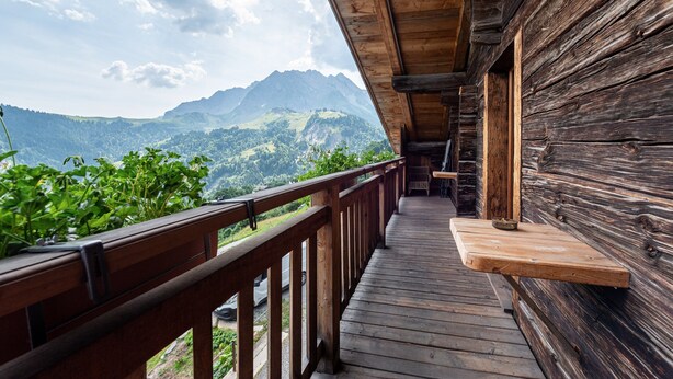 Ein hölzerner Balkon mit Bergblick.