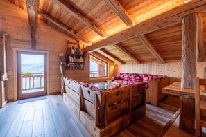 TV - Apartment 'Gite Les Clapières - Grande Partie' with Mountain View, Private Terrace and Shared Garden (La Giettaz)