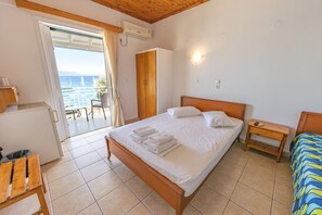 1 bedroom, bed sheets - Room 'Sea View - Aeolus Building' with Shared Pool, Shared Garden and Air Conditioning (Nikiana / Lefkas)
