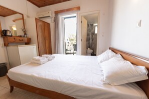 1 bedroom, bed sheets - Room 'Garden View - Aeolus Building' with Shared Pool, Shared Garden and Air Conditioning (Nikiana / Lefkas)