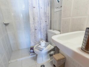 Shower, hair dryer, towels - Room 'Sea View - Thalassa Building' with Shared Pool, Shared Garden and Air Conditioning (Nikiana / Lefkas)