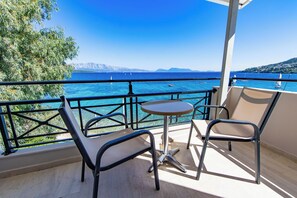 Property grounds - Room 'Sea View - Thalassa Building' with Shared Pool, Shared Garden and Air Conditioning (Nikiana / Lefkas)