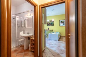 Dusche, Haartrockner, Handtücher