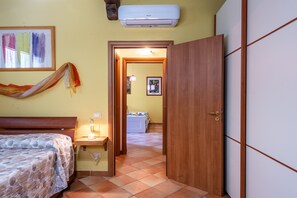 1 habitación, tabla de planchar con plancha, wifi gratis y ropa de cama 