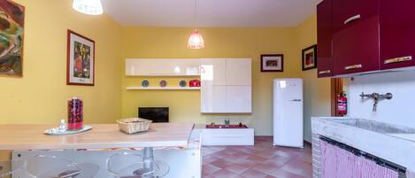 Fridge, oven, stovetop, coffee/tea maker