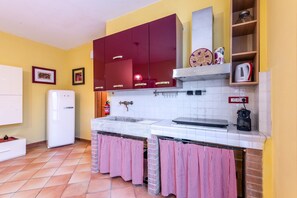 Fridge, oven, stovetop, coffee/tea maker - Apartment 'Casa Parco Dell'Elsa' with Wi-Fi and Air Conditioning (Colle di Val d'Elsa)