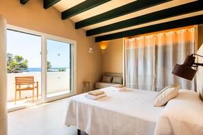 3 bedrooms, iron/ironing board, free WiFi, bed sheets - Villa 'Binimadi' with Sea View, Wi-Fi and Air Conditioning (Binisafua)