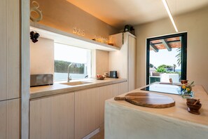 Fridge, microwave, oven, stovetop - Villa 'Binimadi' with Sea View, Wi-Fi and Air Conditioning (Binisafua)
