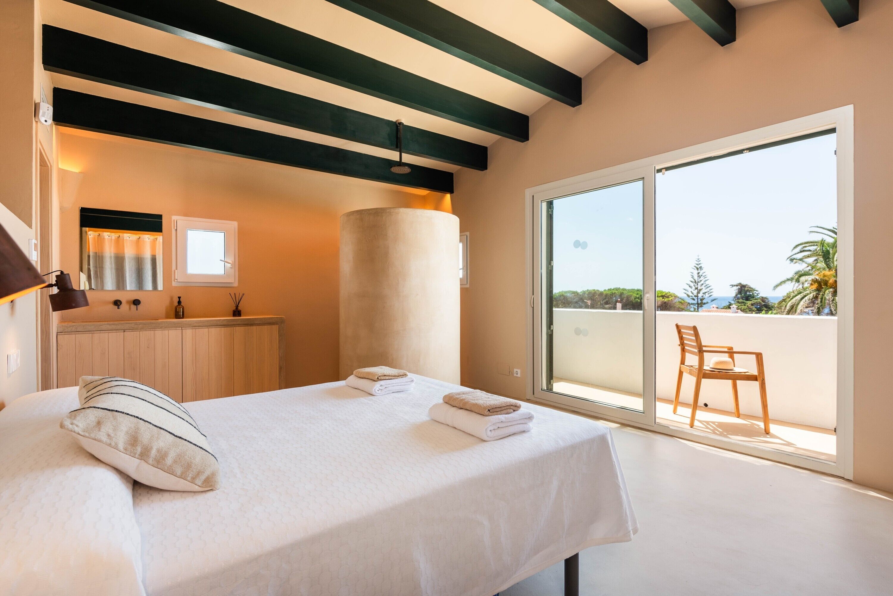 3 室のベッドルーム、アイロン / アイロン台、WiFi (無料)、ベッドシーツ