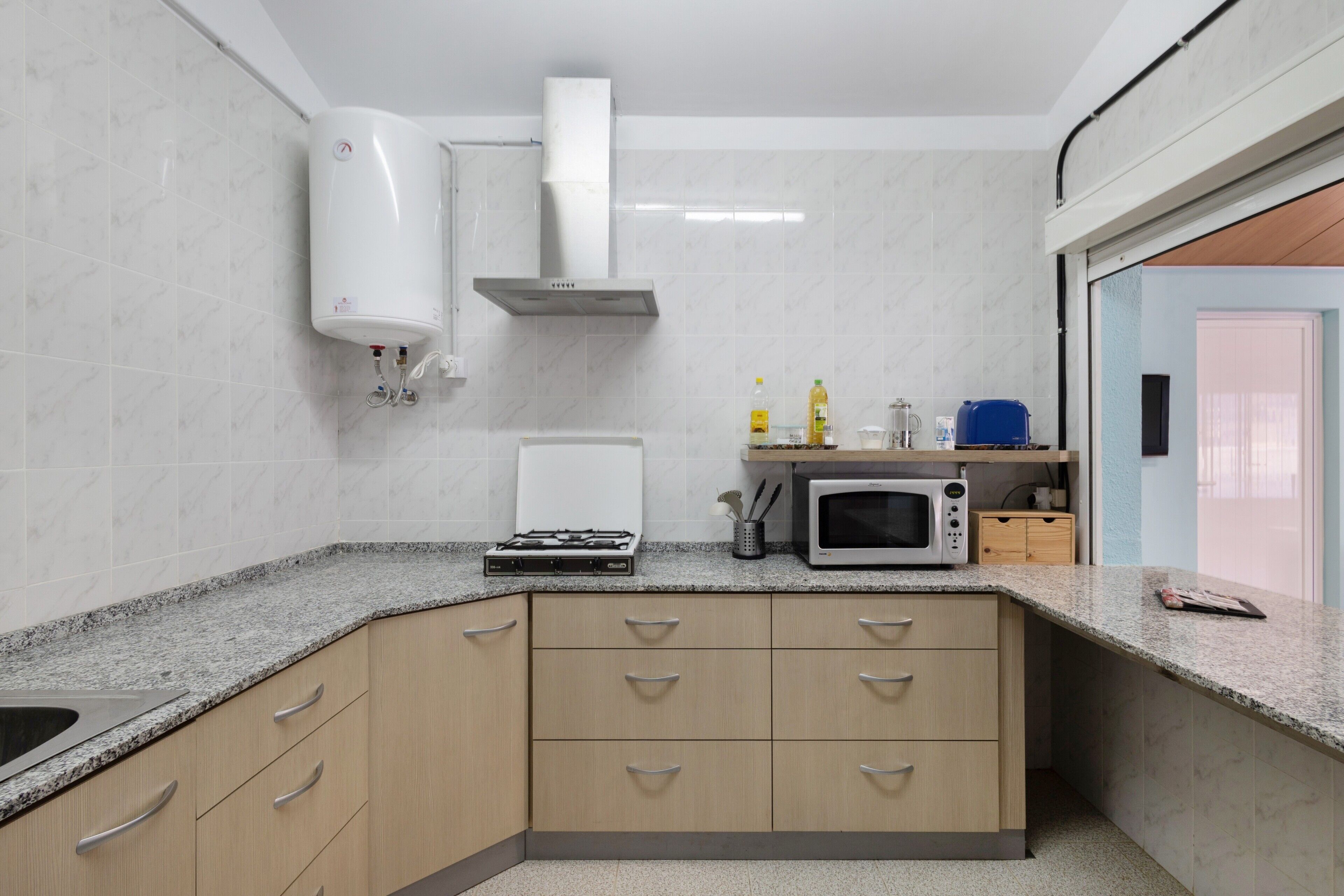 Kühlschrank, Mikrowelle, Herdplatte, Wasserkocher mit Kaffee-/Teezubehör