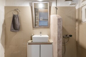 Een douche, een haardroger, handdoeken