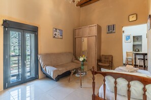 TV, caminetto, lettore DVD, impianto stereo