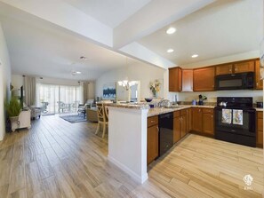 Fridge, microwave, oven, stovetop - The Village of Fernandina (The Villages)