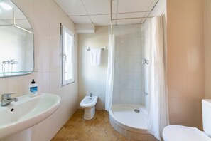 Shower, towels - Room 'Doble Individual 12' with Wi-Fi and Air Conditioning (Roquetas de Mar)