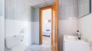 Een douche, handdoeken