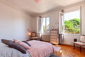 3 makuuhuonetta, työpöytä, silitysrauta/-lauta, ilmainen Wi-Fi