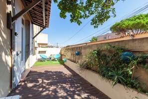 Terrace/patio - Villa Granier with Private Terrace, Private Garden, and Wi-Fi (Marseille)