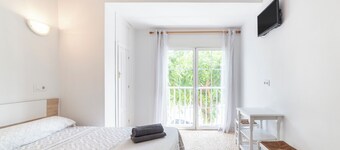 Room 'Doble Individual 11' with Wi-Fi and Air Conditioning